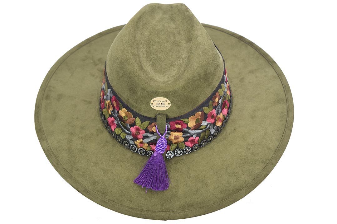 01 Flora Suede